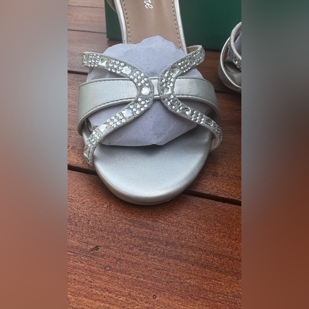 Lauren Lorraine Daisy Rhinestone Embellished Silver Strappy Heels Size 5.5, NIB - Picture 6 of 10